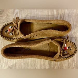 NWOT MinnetonkaThunderbird II Kilty Moccasin - Taupe Suede - size 6